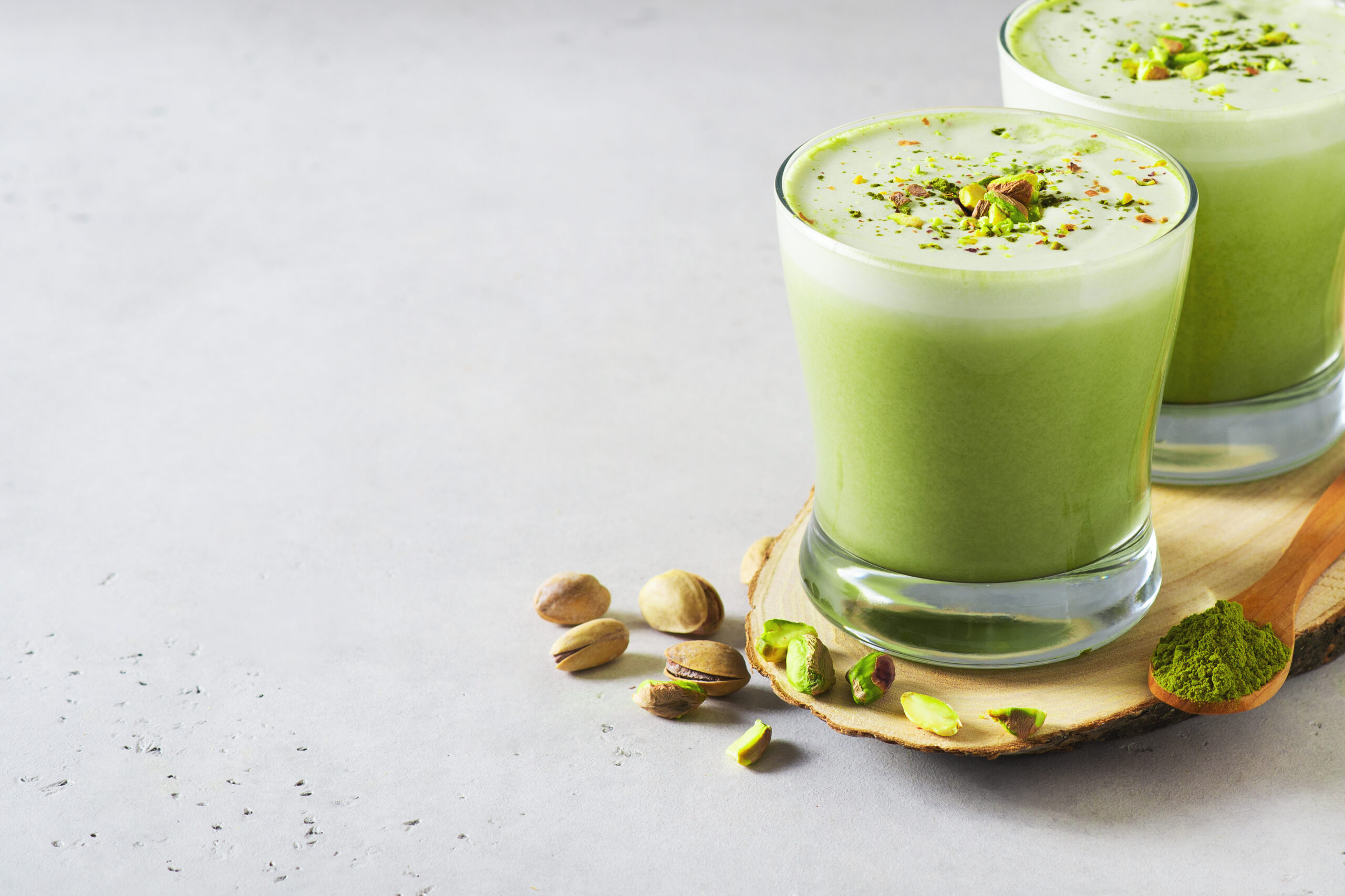 Matcha latte Komorebi con pistachos — grado ceremonial